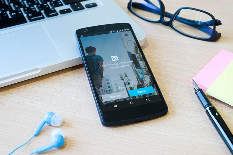 móvil con inicio sesión linkedin