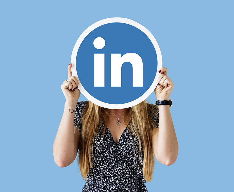 Usuario con logo linkedin